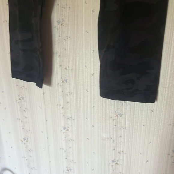 Lululemon Align High Rise Crop Capri Size 2 Black Camo - Picture 5 of 7